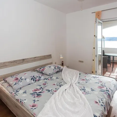 1 Bedroom In Suhi Potok, Jesenice (Split-Dalmatia)